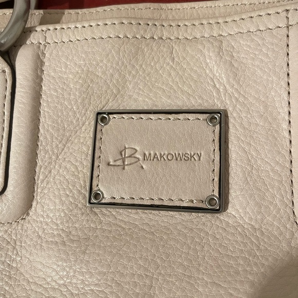 B Makowsky Shoulder Bag - Picture 7 of 7